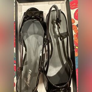 Trotters Milly Black Patent Sandals Classic Slingback Design Size 9.5M New
